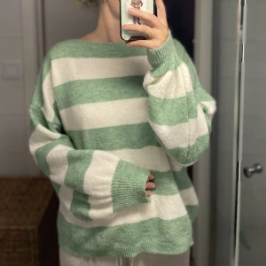 Stickad randig  - Stickad tröja från PEPPER. Köpt för 600kr säljer för 150kr  Onesize (som en M)