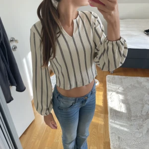 Snygg topp - Supersnygg randig tio från Lindex! Aldrig använd så i nytt skick! Köparen står för frakten 🩷