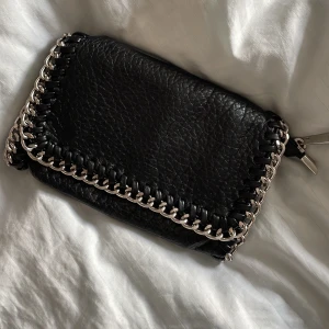 Tiamo väska  - Jag säljer nu min älskade TIAMO väska då den använts fåtal gånger. Silver kedje band följer med.  Fint fint skick!!🥂💋😇