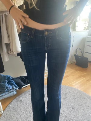 Lågmidjade mörkblå jeans  - Säljer dessa fina lågmidjade mörkblå jeans. Passar Xs-s är ca 170. Hör av er vid intresse 