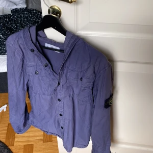 Stine island skjorta storlek M - Jag säljer denna Stone island skjorta eftersom den är förliten för mig nu. Skick: 8/10  Varför den inte är 10/10 beror på att jag har bytt tråd på den nedersta knapen. Annars är den inprincip ny!