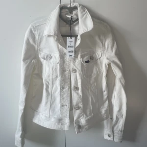 Jeansjacka  - Oanvänd lee jeansjacka lappen kvar, liten fläck men jag tror den går att få bort, tvättar den innan jag skickar, ny pris 999kr💕