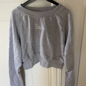 Barbie - En croppad sweatshirt från missguided med Barbie! 
