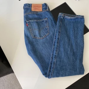 Mörkblå Levis 501 jeans 30/30 - Mörk blå Levis 501 Jeans W 30 L 30. Helt som nya.