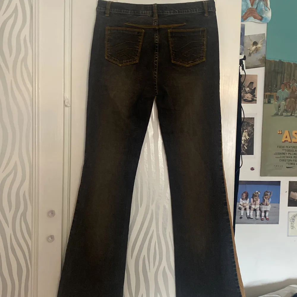 Utsvängda jeans från Fishbon, endast prövade. Säljs inte längre . Jeans & Byxor.