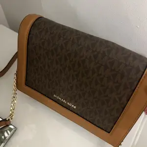 Oanvänd jättefin Michael Kors väska som rymmer mycket.