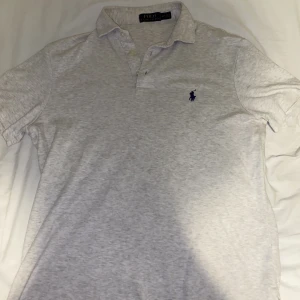 Polo Ralph Louvren piké grå - Polo Ralph Louvren piké i storlek S men passar även XS, skick 9/10, kommer inte ihåg nypris men runt 1500kr,
