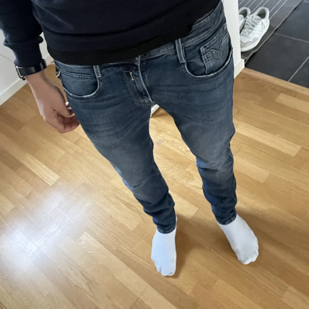 Svin snygga Replay Anbass jeans till salu. Storlek 34/32. Dessa jeans är i mycket bra skick men inga defekter. Pris kan diskuteras vid snabb affär! Mvh Dove.. Jeans & Byxor.