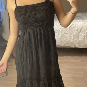 Svart klänning - Söt klänning. Väldigt luftigt. Köpt från shein. Väldigt somrig. 