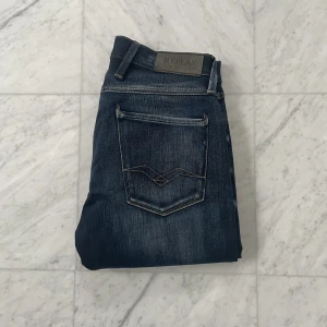 Replay Jeans ’Anbass’ - Säljer nu dessa feta Replay jeans i modellen ’Anbass’ vilket är en slim passform. Jeansen är i bra skick utan några defekter - Nypris: 1700 kr - Storlek: 28/32 - Hör av er vid minsta fråga eller fundering :)