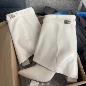 Boots från Assos  - Säljer dessa super snygga boots i beige. Aldrig använda utan endast legat kvar i kartongen. Jag har storlek 37/38 & dom passar mig perfekt 😍 