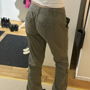 CARGO PANTS - Jag säljer jättesnygga cargo byxor som är märket Esprit. De är low waist och är lite insydda där bak eftersom de var lite stora på mig. Så istället för 38 är de storlek 36. ( Jag är 176 cm). midjemått 41 tvärs över o innerben 83 