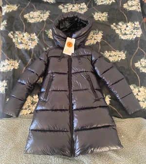 Save the duck Isabel - Save the duck isabel  helt ny och varm vinterjacka! vattenavvisande och andningsbar jacka med två ytterfickor och två inre  storlek:S   condition: Ny  Inga returer!  