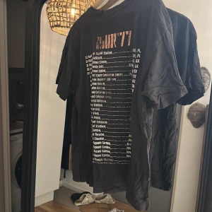 Tshirt - T shirt med tryck