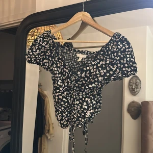 Topp - Blommig topp med scrunch går att dra åt så mycket man vill