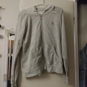 Grå kofta - Jag köpte den begagnad och själv använt den några gånger och därför säljer jag den då den inte kommer till användning 