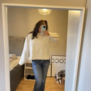 Hm stickad tröja  - Denna stört snygga stickade tröja från hm i stl M men passar också S! den är sparsamt använd! så snygga detaljer på den!