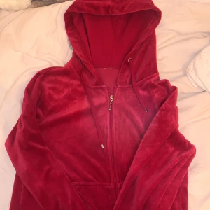 HOODIE -  säljer denna hoodie eftersom den  inte kommer till användning