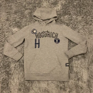 Hoodrich tröja  - Säljer en hoodrich tröja från JD. Bra i skick förutom att de finns ett litet hål vid fickan med går såklart att sy ihop. Köpt för 850 säljer för 250. Pris kan även diskuteras vid snabb affär.