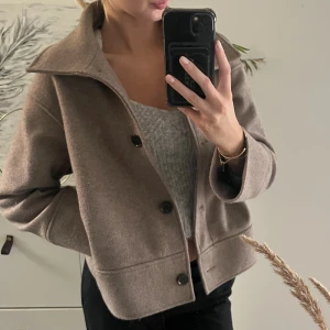 Kappa - Säljer denna jättefina kappan då jag inte längre får användning av den. Den är något nopprig men utöver det i väldigt bra skick.🤍