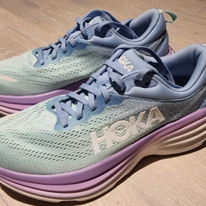 Hoka W Bondi 8 - Helt nya Hoka i strl 39,5. Använda en promenad där jag kände att de var för stora. Perfekt löparsko med bra dämpning. Nypris 2199 kr  Säljer för 1000 kr