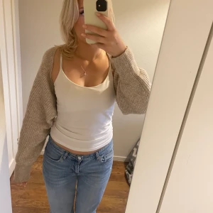 bolero - Säljer denna snygga bolero från gina, väldigt bra skick o knappt använd. Kom privat för mer info.