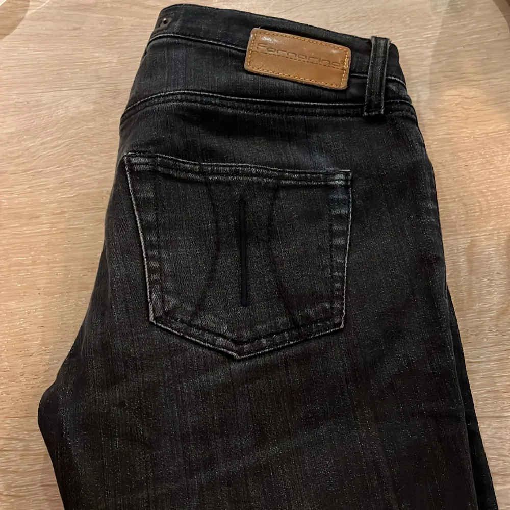 Super snygga svarta lågmidjade jeans!💞 Bra skick! Hör av er för mer info eller mått och sånt💞 ! kontakta mig innan du trycker köp nu !. Jeans & Byxor.