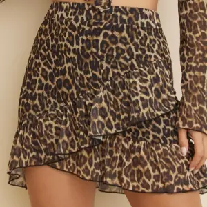 Säljer denna volang kjol med leopard mönster. Helt oanvänd med prislappen kvar, säljer för 129kr.