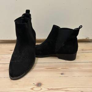 Boots i ”mockaimitation”, sparsamt använda (lite dammiga på bilden, återställt innan köp).  Stl. 39 Priset är hugget i sten