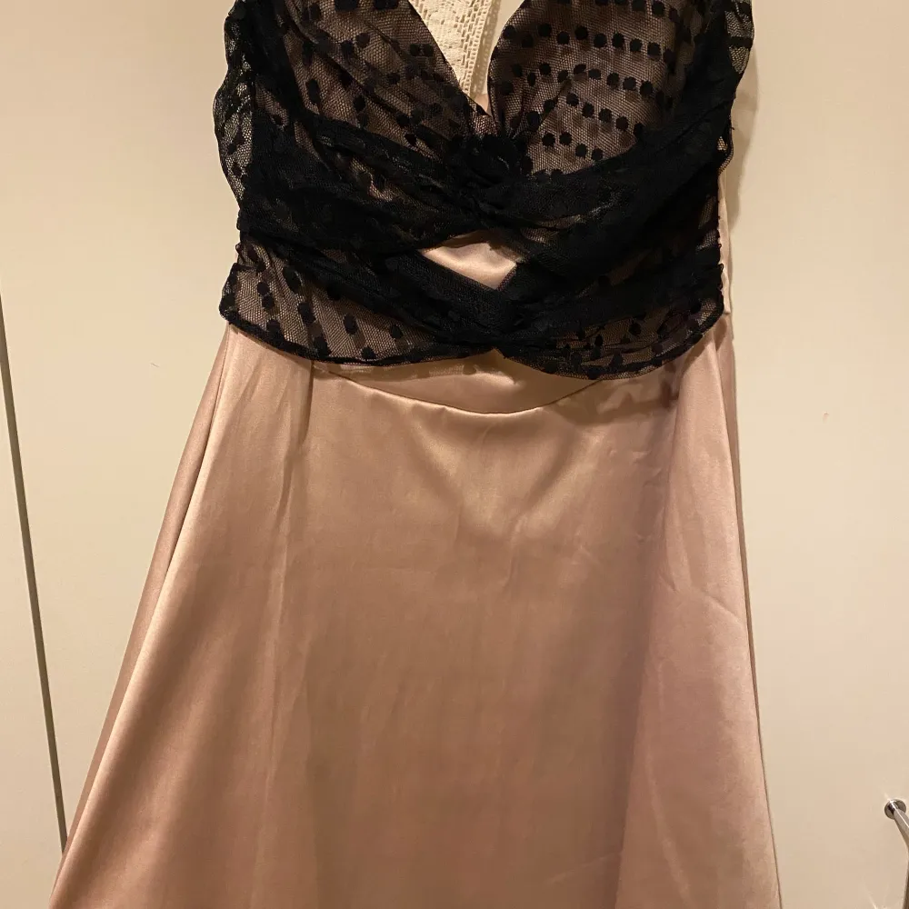 En mycket fin mini- cocktailklänning i en dusty rose färg! Silke/Satin i dess material & allmänt luftig och lätt.  Knappt använd. Passar XS-S. Klänningar.