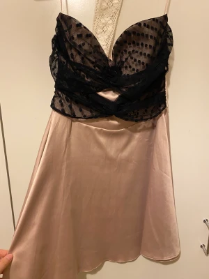 Cocktail- Bal klänning - En mycket fin mini- cocktailklänning i en dusty rose färg! Silke/Satin i dess material & allmänt luftig och lätt.  Knappt använd. Passar XS-S