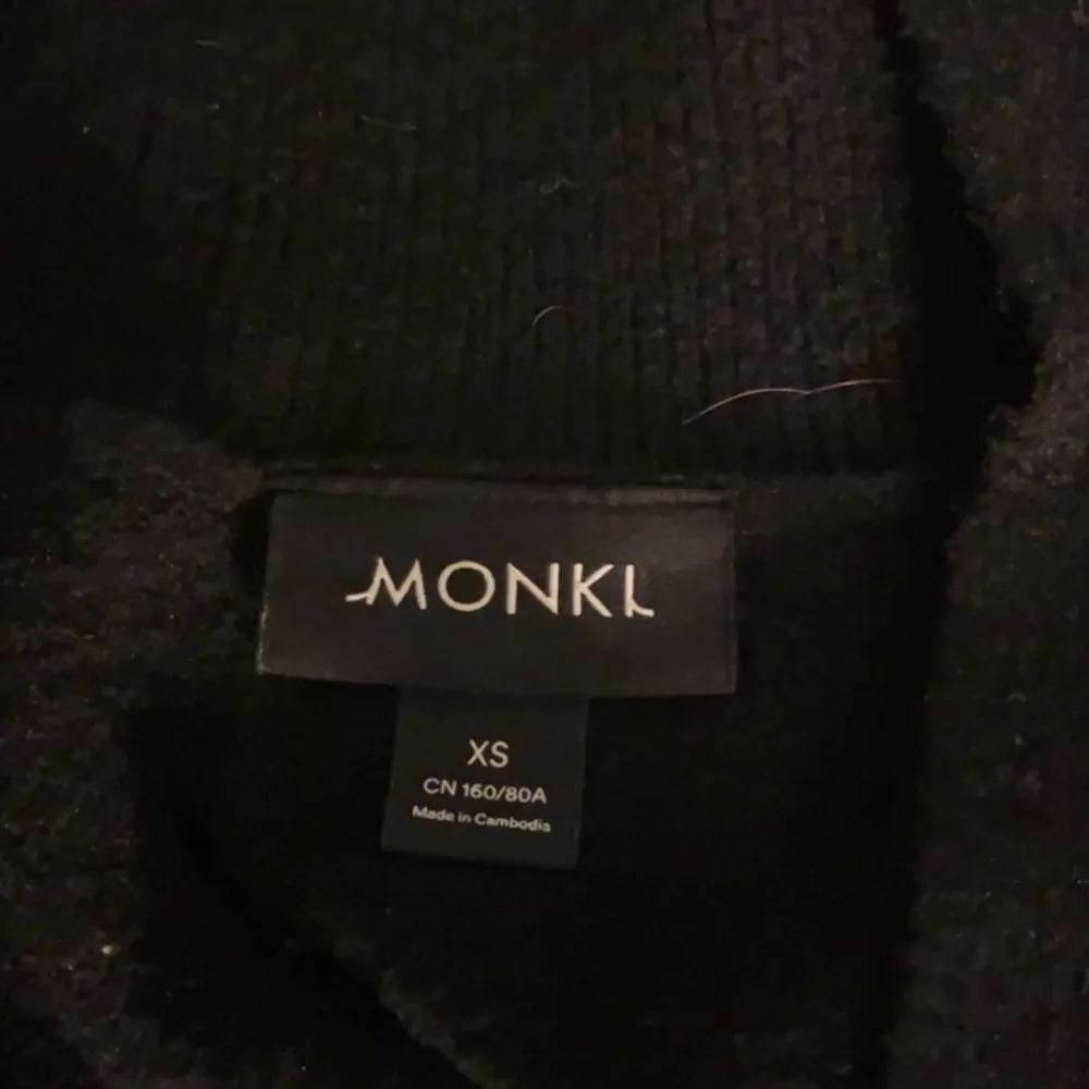 Hej! Jag säljer denna stickade tröja från monki, i väldigt fint skick. Storlek xs men skulle säga att den passar S också. Köparen står för frakten, Swish!💕. Stickat.