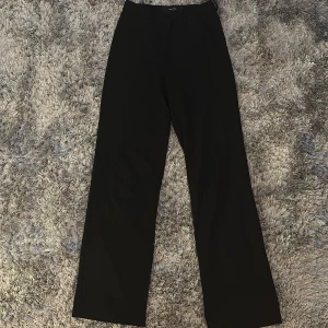 Vero moda kostymbyxa - Ett par väldigt sköna och Stretchiga byxor med medel hög midja och raka i benen 