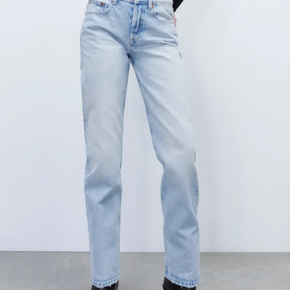 Mid waist straight jeans från zara. Säljer då de inte kommer till användning längre. . Jeans & Byxor.