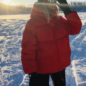 Röd jacka  - Röd jacka från HM. Storlek S. Oversized modell