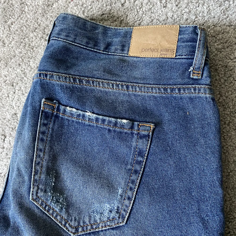 Jeans med hål från Gina Tricot, använda men i gott skick ✨Storlek 40, dem har inte stretch . Jeans & Byxor.