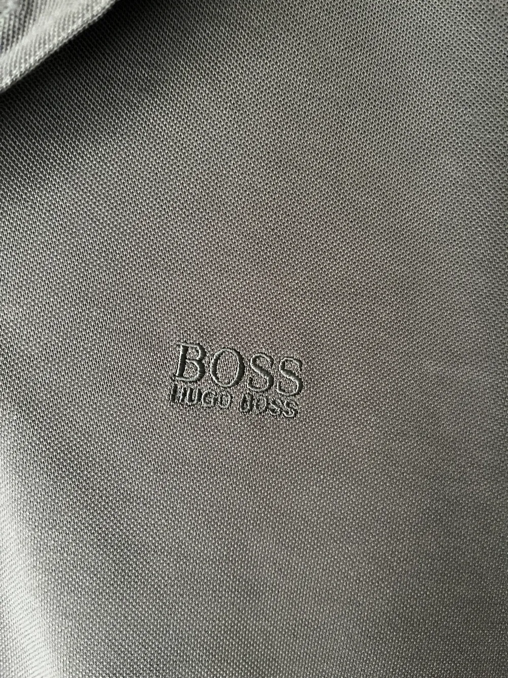 Hugo Boss piké i mycket fint skick.  Storlek M på lappen men sitter som L. Passar lite oversized för mig (181cm 75kg).   Hör gärna av dig vid frågor!. T-shirts.