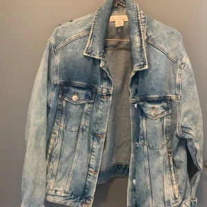 Jeansjacka med brodyr - Ljusblå jeansjacka med mörkblåa brodyrdetaljer.