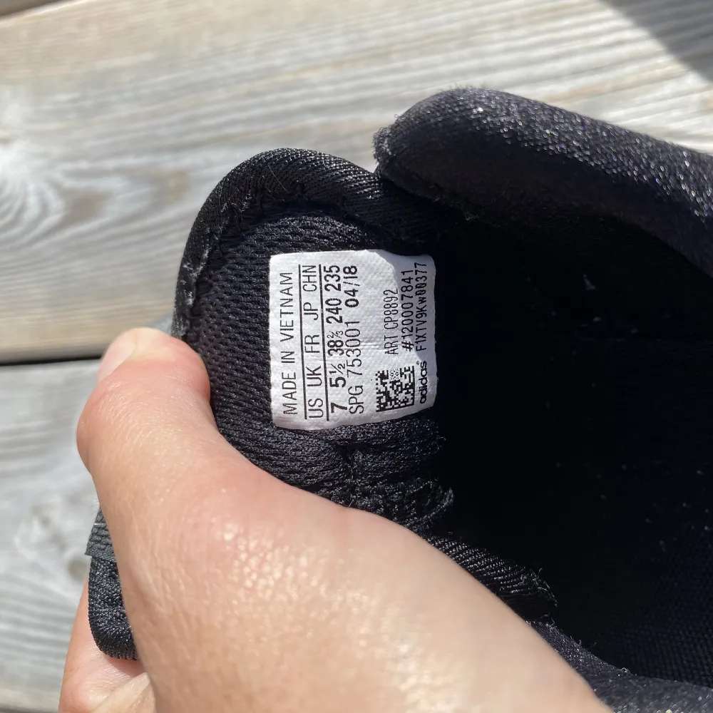 Träningsskor för inomhus från adidas i storlek 38 och 2/3. Använda ett fåtal gånger. . Kengät.