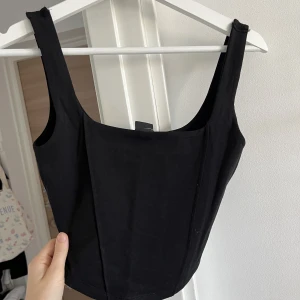 Korsettliknande linne - Aldrig använd  