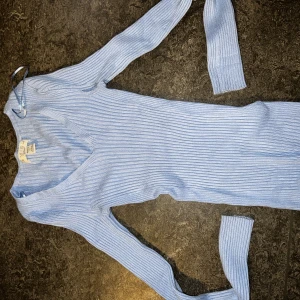 Ribbad långärmad topp - Långärmad topp. Använd 2-3 ggr. Hål under ärmen, köper du något annat från mig kan du få den på köpet! Stl. Xs 