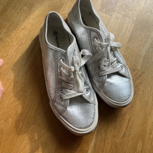 Silversneakers - Sköna sneakers i silverglitter, använda några få gånger. Strl 40
