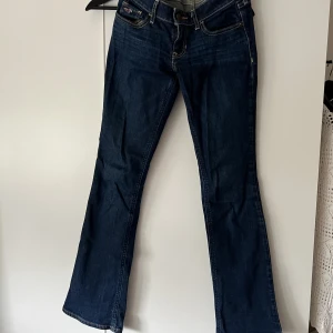 Jeans - Mått: Jeansen är storlek 24 i midjan och i längden 31 Stil: Lågmidjade, mörkblå, bootcut Skick: Bra skick  Märke: Hollister