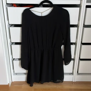 Kläning med öppenrygg - Jättefin klänning med öppen rygg, aldrig använd och nyskick från Sellpy, säljer eftersom den va för liten