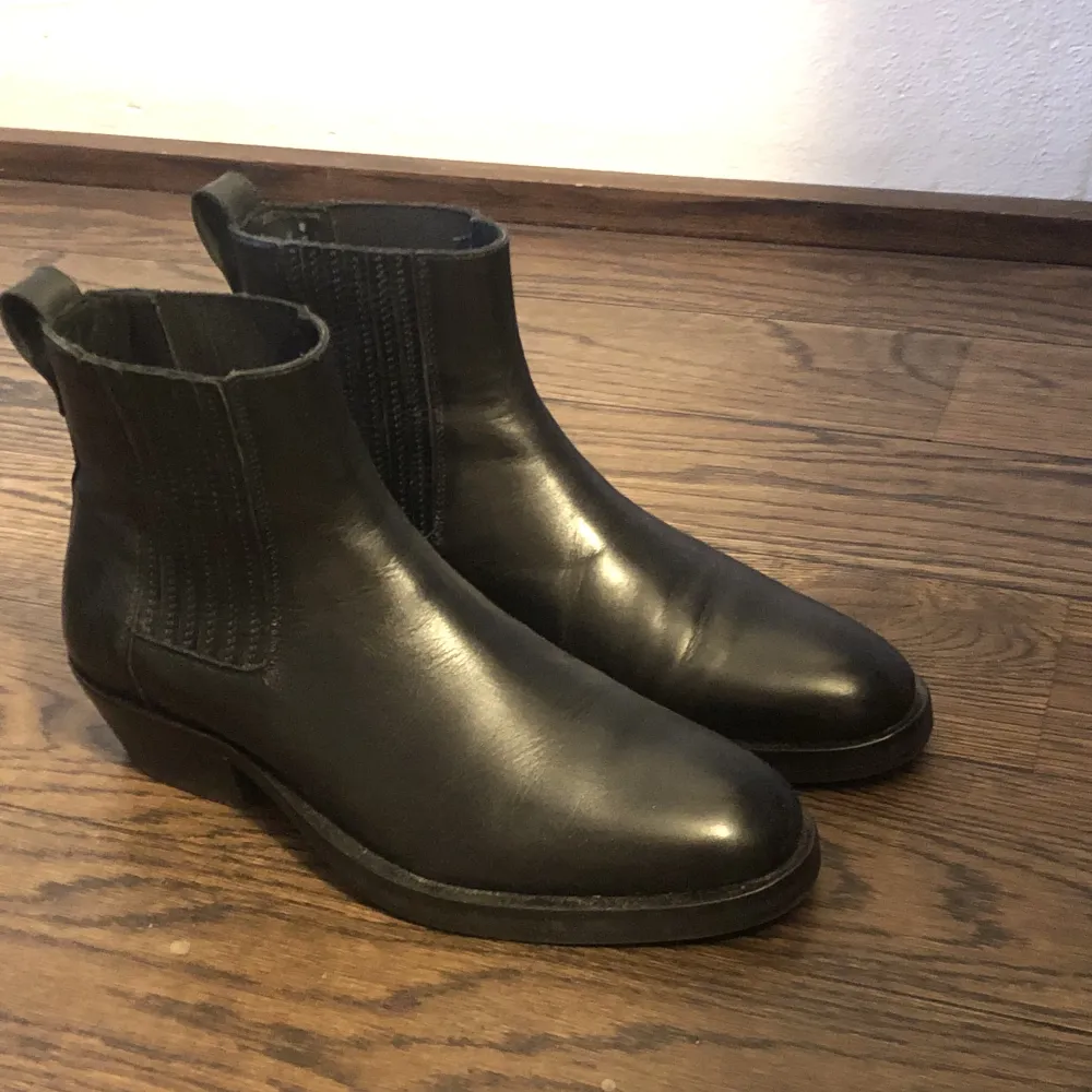 Ett par riktigt snygga boots. Liknar mycket cuban boots från our legacy. . Skor.