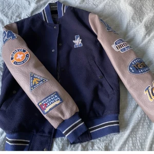 Varsityjacket/ collagejacket  - I helt nyskick och aldrig använd!!  Hör av er om ni har frågor😊 Köparen står för frakt 📦 
