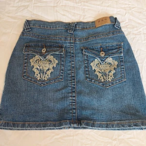 Jeanskjol - Snygg jeanskjol med coola detaljer på fickorna. Jättegott skick. Tyget är stretchigt. Hör av dig om du har frågor eller vill ha fler bilder!