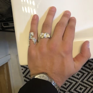 Ring - Den vänstra utav dom, glömde ta bild på bara den. Går att justera storlek annars ganska liten