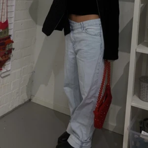 Low waist baggy Jeans - As balla jeans från bershka med en assymetrisk knäppning.  Använd ca 2 gånger!  Baggy!!! 😍