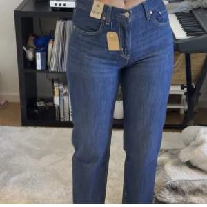 Supersnygga jeans från Levis. Modellen är mid waist och de är raka i benen. Jag har sprättat upp dem längst ner så de ska vara tillräckligt långa på mig som är ungefär 173 cm lång. 